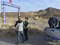 格爾木高速路政支隊(duì)依法移除非公路標(biāo)志標(biāo)牌